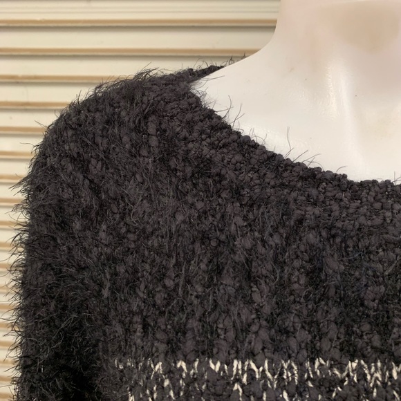 🛍️Forever 21 sweater NWT black and white fluffy - Picture 5 of 7